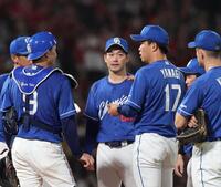 　３回、マウンドに集まる柳ら（撮影・市尻達拡）