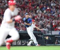 　５回、佐々木の打球を処理し、一塁へ悪送球する福永（撮影・市尻達拡）