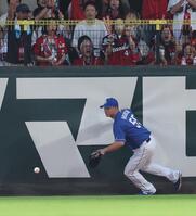 　１回、モンテロの飛球をグラブに当てながら捕球できず、二塁打とする細川（撮影・市尻達拡）