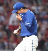 　１回、２失点し汗をぬぐう柳（撮影・市尻達拡）