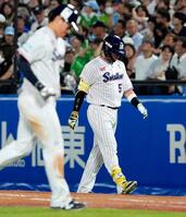 　４回、遊ゴロ併殺打に倒れベンチに戻る村上（右）