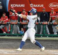 　８回、阿部に続き２点適時打を放つ奥村凌