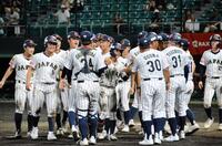 　サヨナラスクイズを決め、小倉監督（３０）らナインにたたえられる岡部（中央）