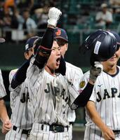 　サヨナラスクイズを決め、スタンドに向かってガッツポーズする岡部