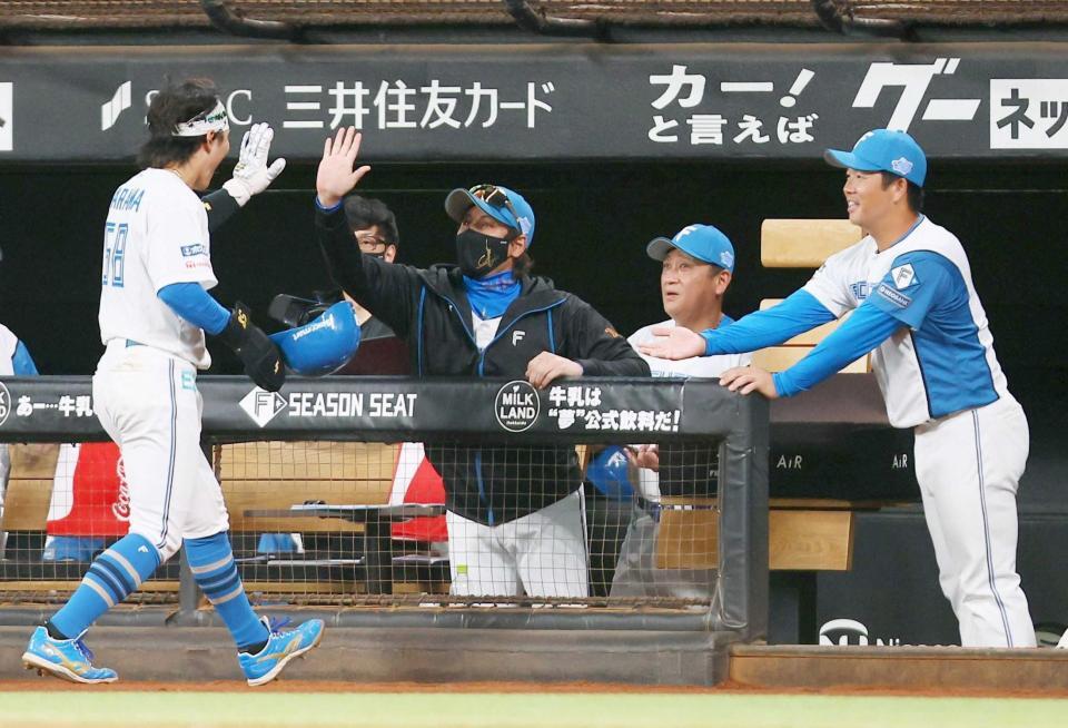 　１回、適時二塁打を放った奈良間（左）を迎える新庄監督（中）と横尾２軍打撃コーチ（右）＝撮影・中島達哉