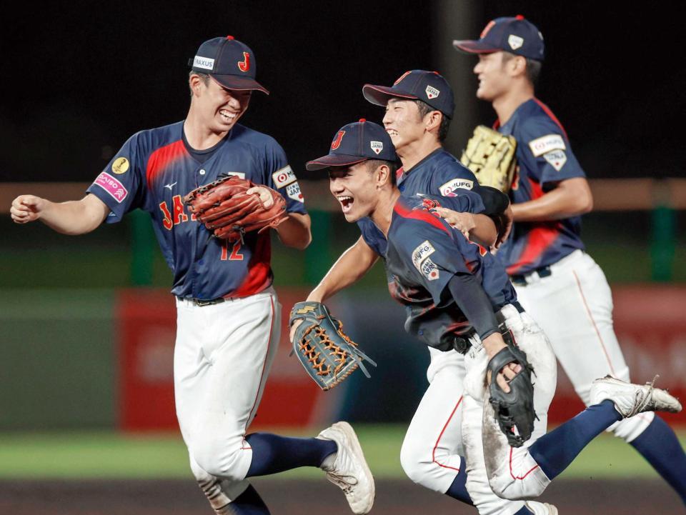 　米国に勝利し、喜ぶ岡部（左から２人目）ら日本ナイン