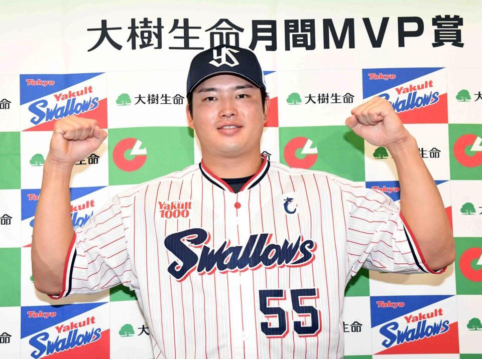 　「大樹生命月間ＭＶＰ賞」を受賞した村上（撮影・佐藤厚）