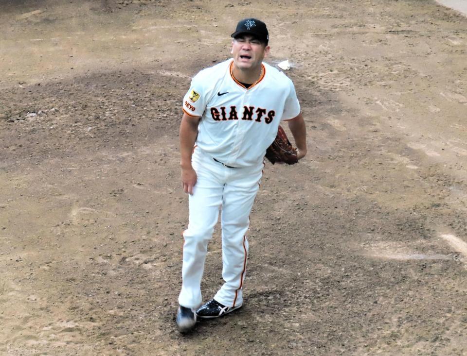 　ブルペン投球で納得のいかない球に声を上げる田中将