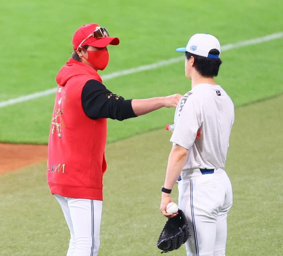 　試合前、北山（右）とグータッチを交わす新庄監督（撮影・中島達哉）