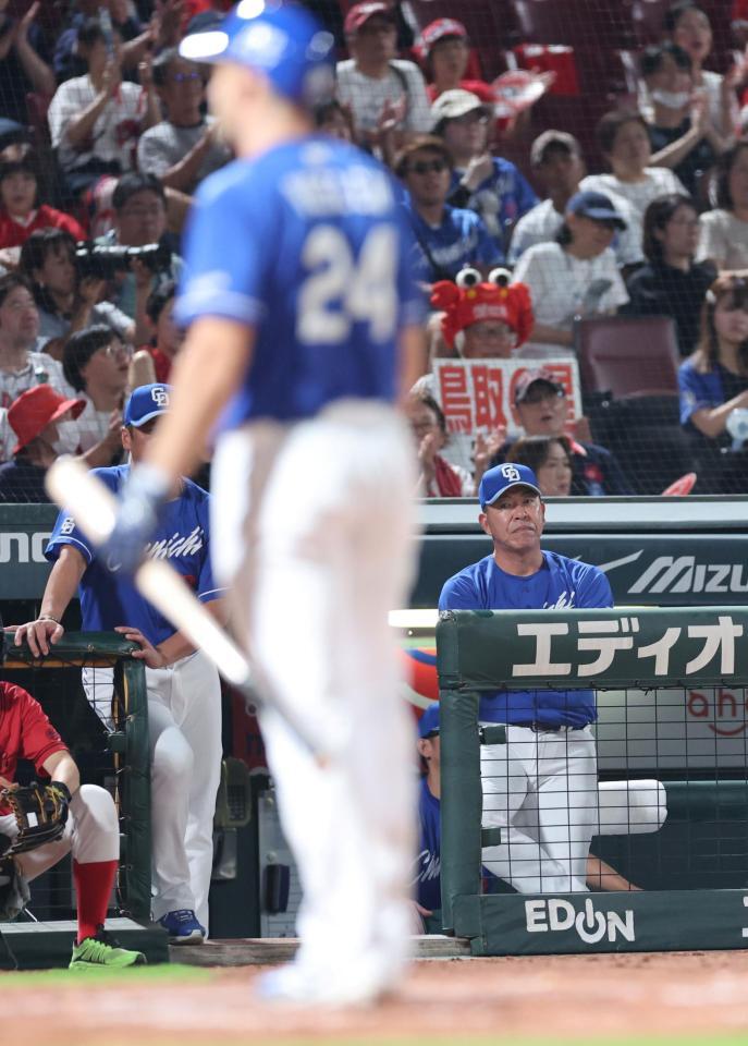 　４回、見逃し三振に倒れたボスラーを見つめる井上監督（撮影・市尻達拡）