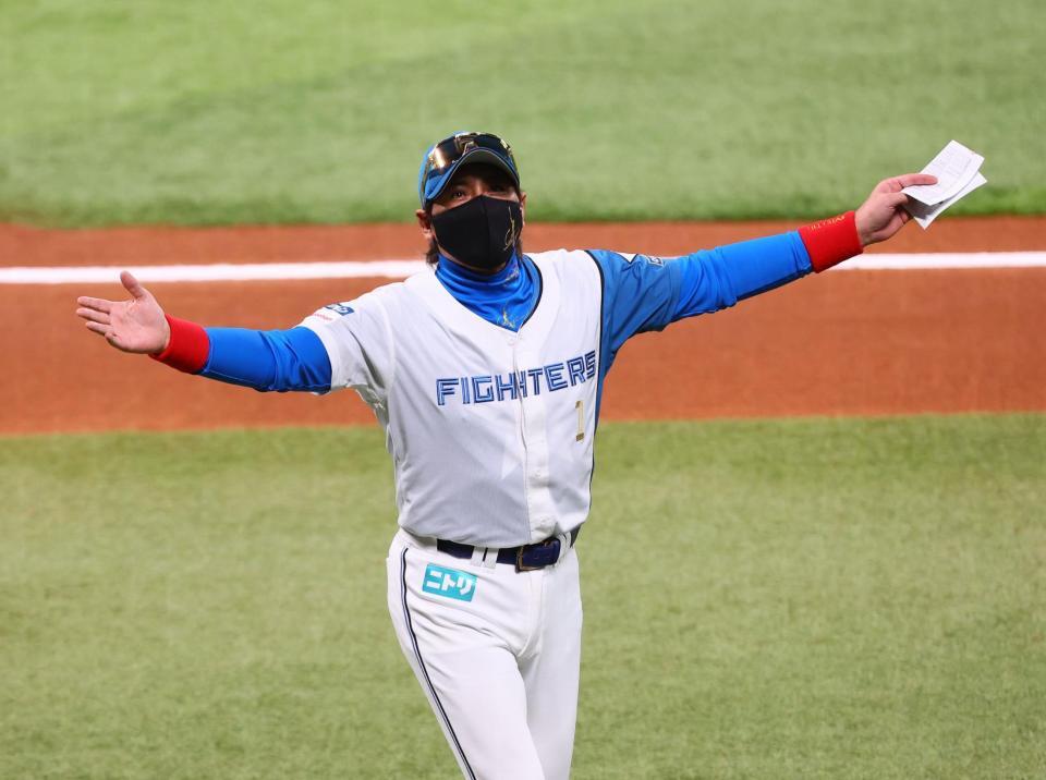 　メンバー表を交換し、スタンドのファンに手を振る新庄監督（撮影・中島達哉）