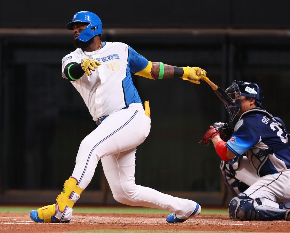 　４回、空振り三振を喫するレイエス（撮影・中島達哉）