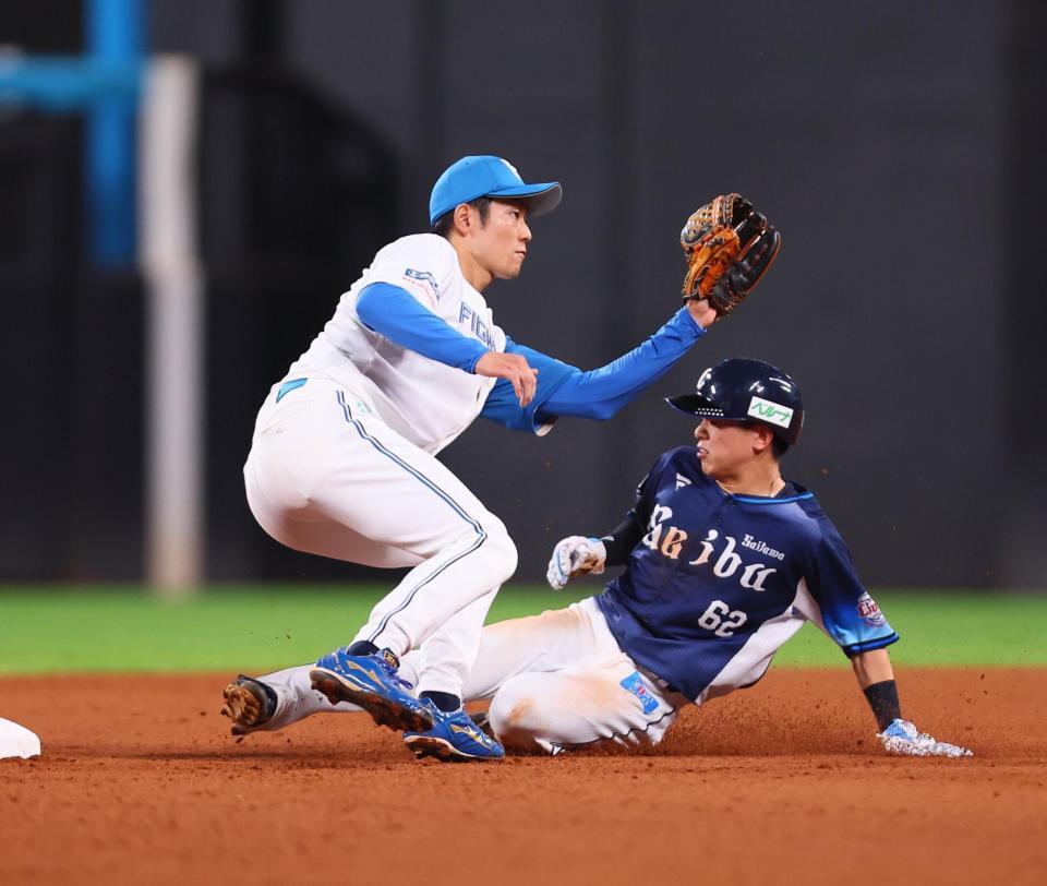 　４回、二塁盗塁を決める滝沢（撮影・中島達哉）