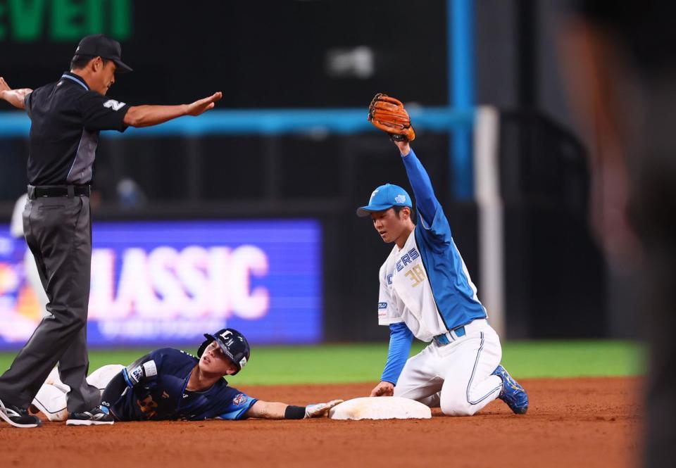 　６回、二塁盗塁を決める滝沢（野手・石井）＝撮影・中島達哉