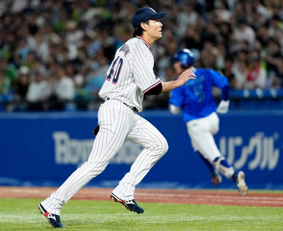 　１回、松尾（奥右）に先制２点打を許した高梨