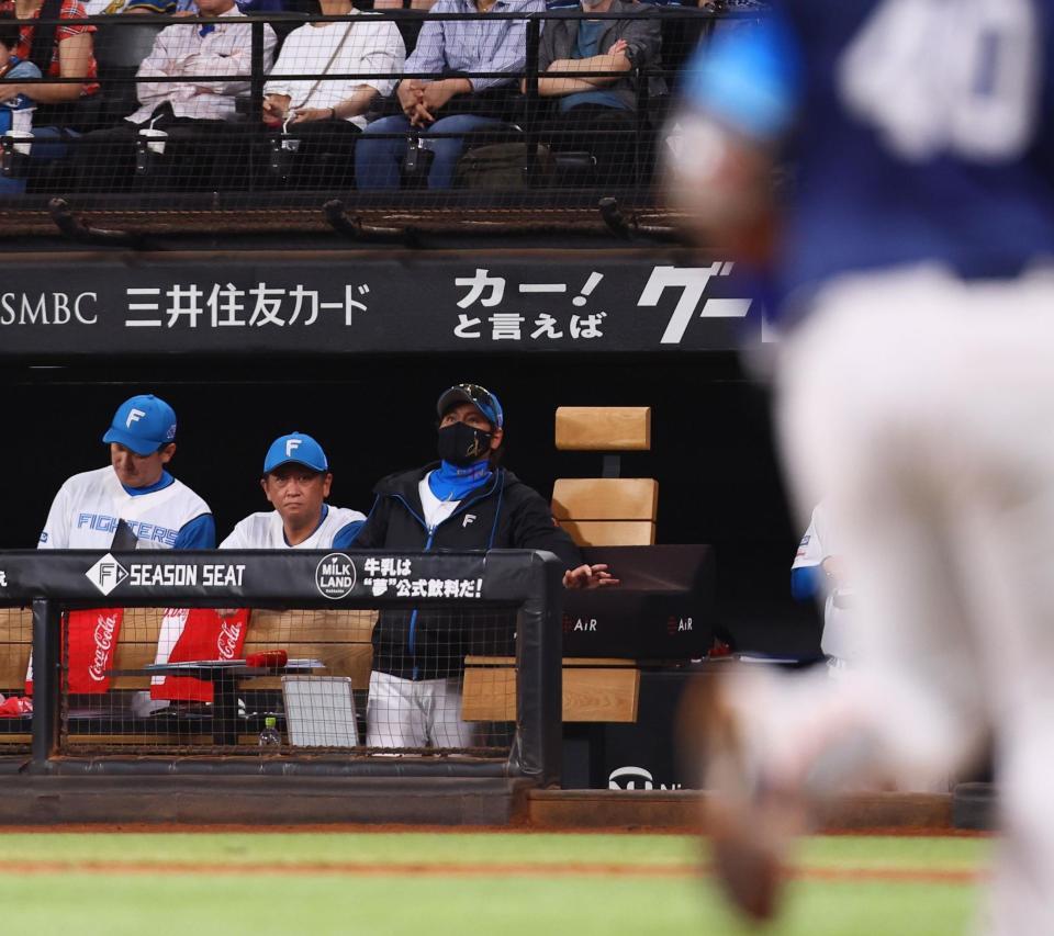 　８回、生田目がセデーニョ（右）に３ランを浴び、ベンチで厳しい表情の新庄監督（中央）＝撮影・中島達哉