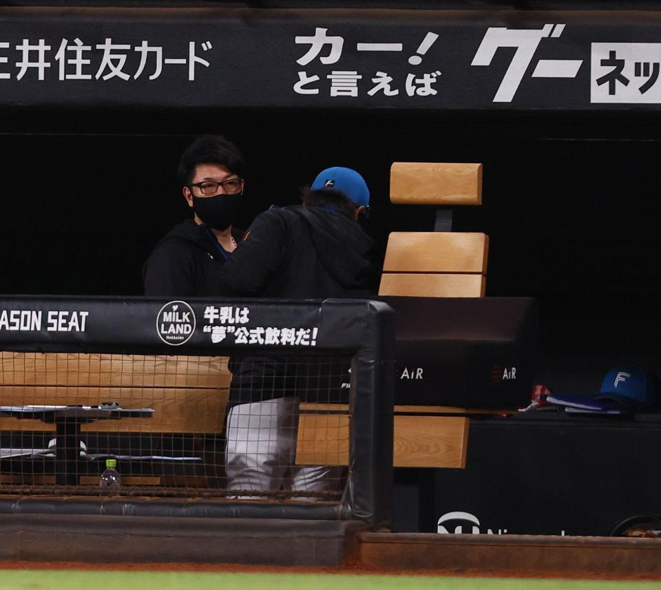 　９回猛追するも敗戦し、引き揚げる新庄監督（中央）＝撮影・中島達哉