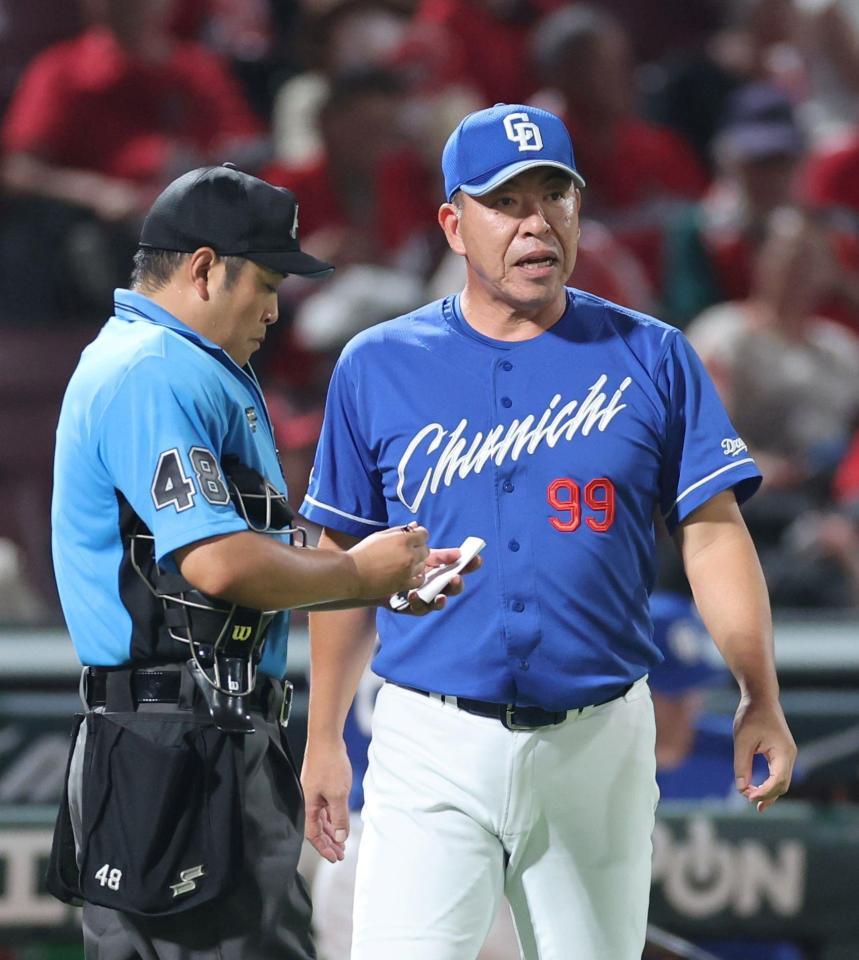 　５回の攻撃を終え、選手交代を告げる井上監督（撮影・市尻達拡）