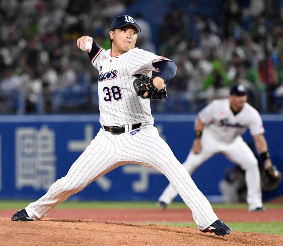 　９回、プロ２度目のマウンドに立つ野手の北村拓（撮影・佐藤厚）