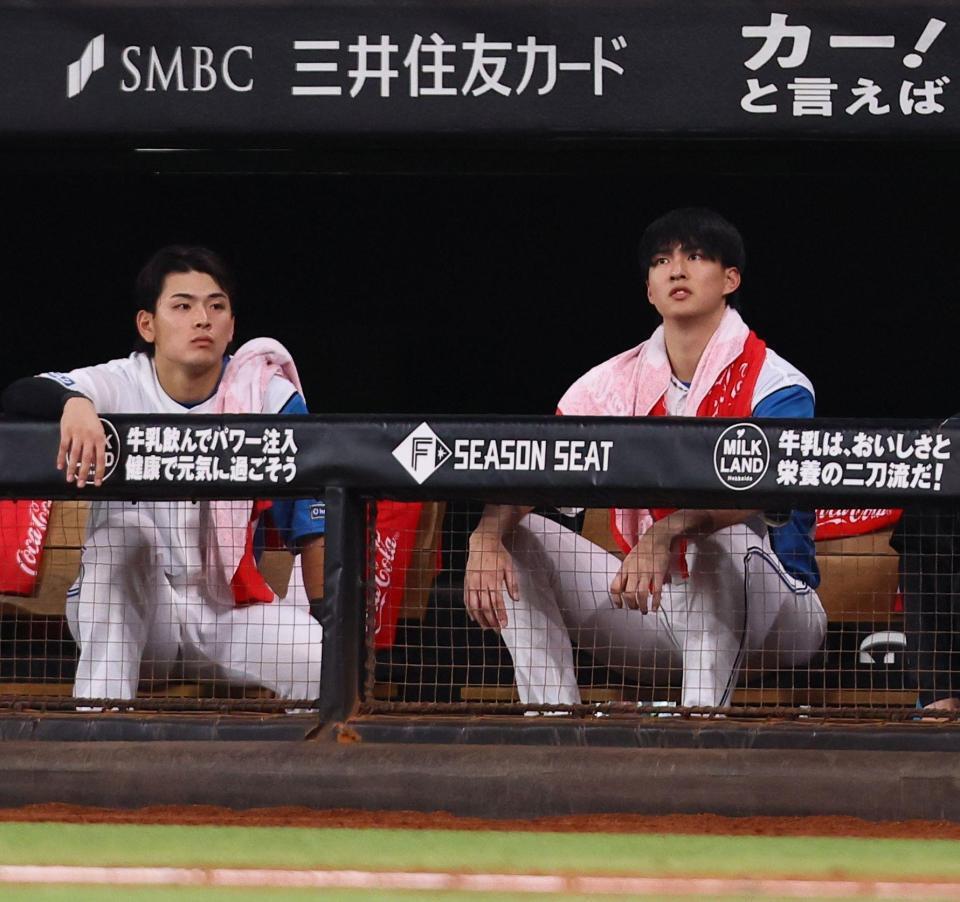 　７回、戦況を見つめる達（右）と野村（撮影・中島達哉）