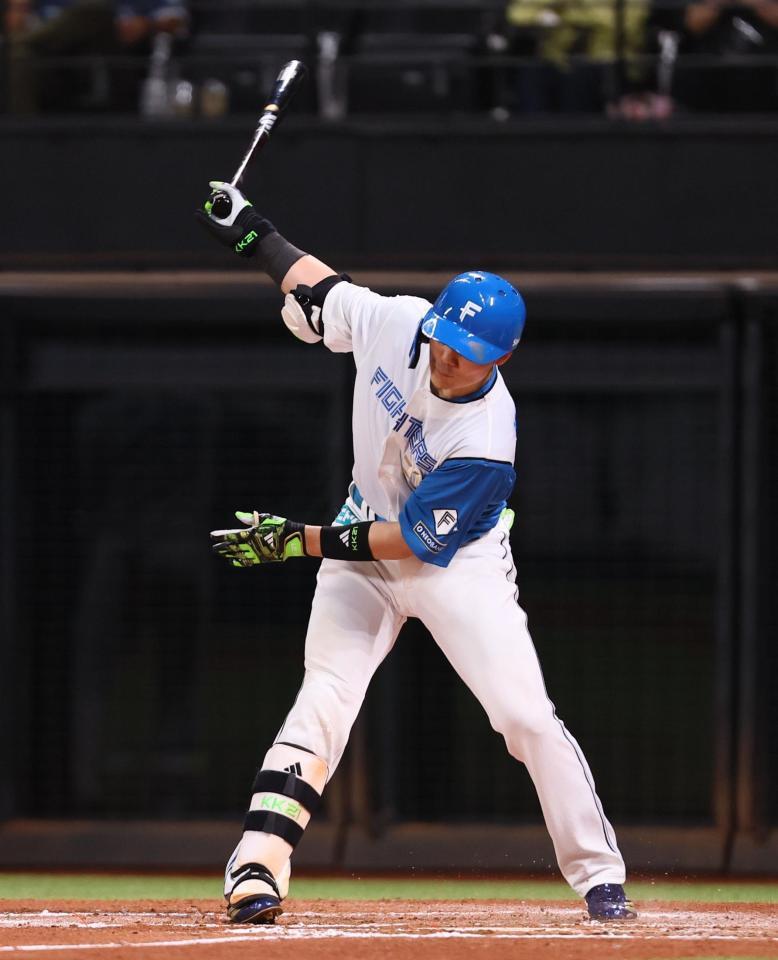 　７回、空振り三振を喫する清宮幸（撮影・中島達哉）