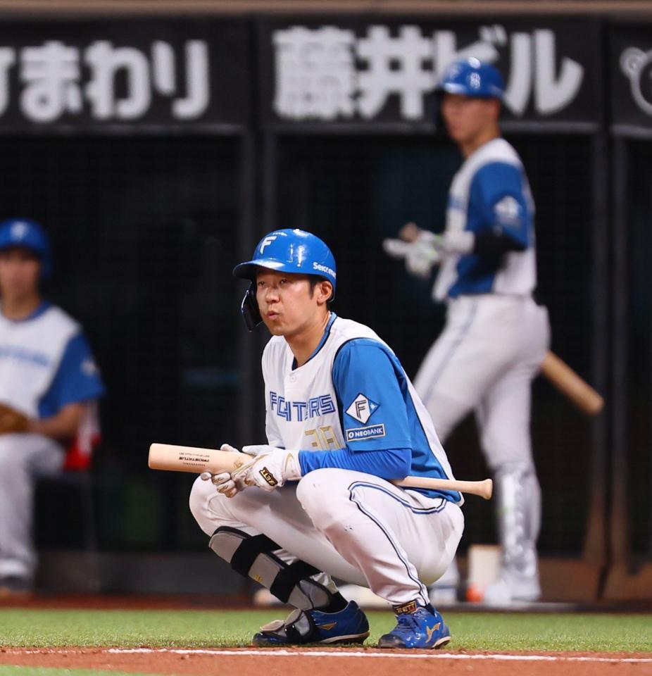 　２回、ハーフスイングを取られて空振り三振を喫し、しゃがみ込む石井（撮影・中島達哉）