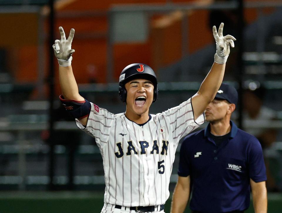 　８回、同点打を放ち、喜ぶ為永