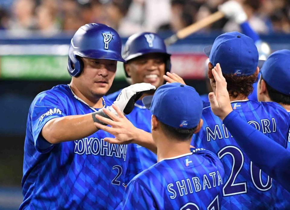 　１回、松尾の左前適時打で生還しナインに迎えられる筒香（左）、ビシエド（中央）＝撮影・佐藤厚