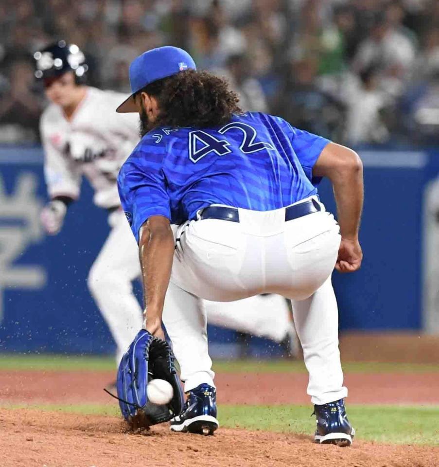 　３回、長岡の投ゴロを背面キャッチするジャクソン（撮影・佐藤厚）