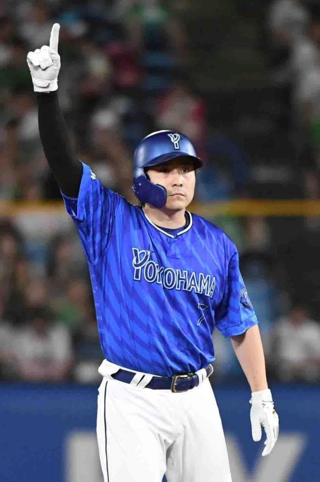 　３回、佐野は右中間に適時二塁打を放つ（撮影・佐藤厚）