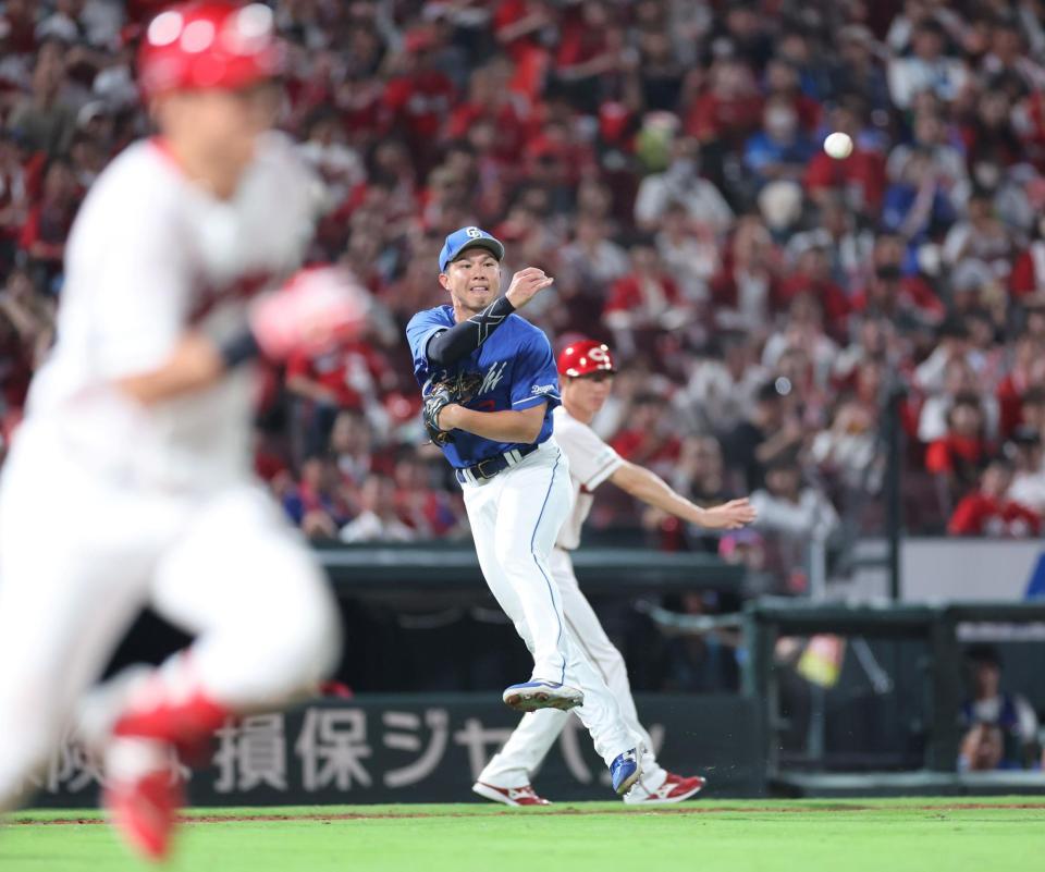 　５回、佐々木の打球を処理し、一塁へ悪送球する福永（撮影・市尻達拡）