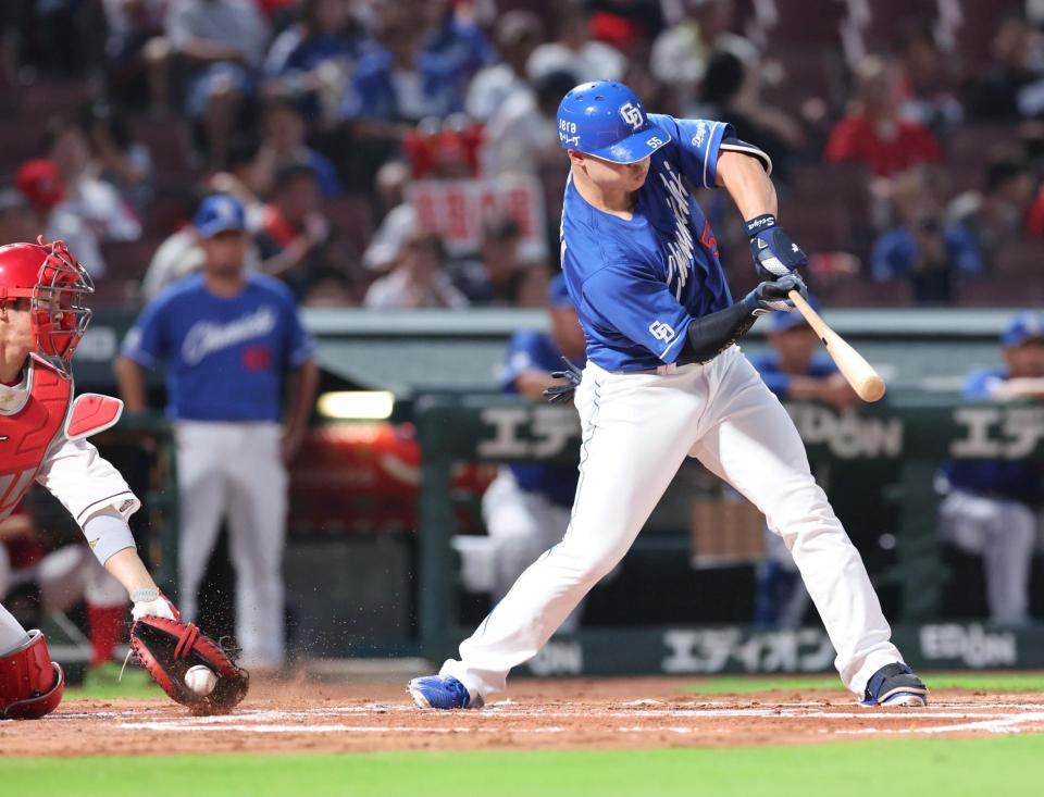 　２回、空振り三振に倒れる細川（撮影・市尻達拡）