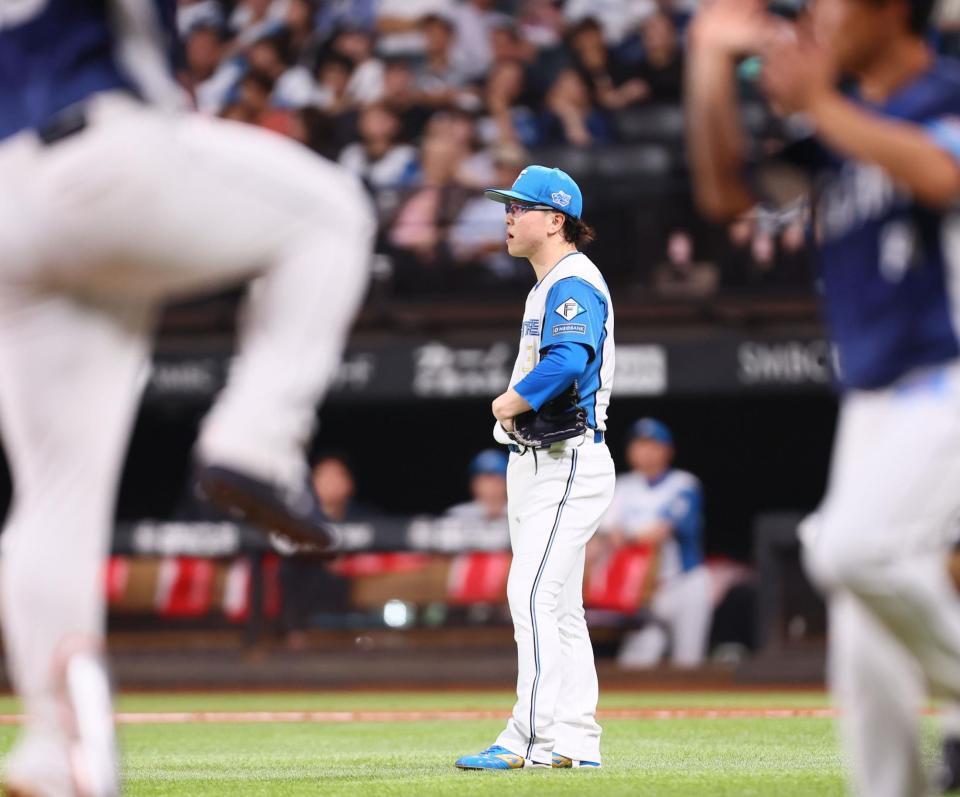 　８回途中から登板するもセデーニョ（左）に３ランを浴び、ぼうぜんとする生田目（撮影・中島達哉）