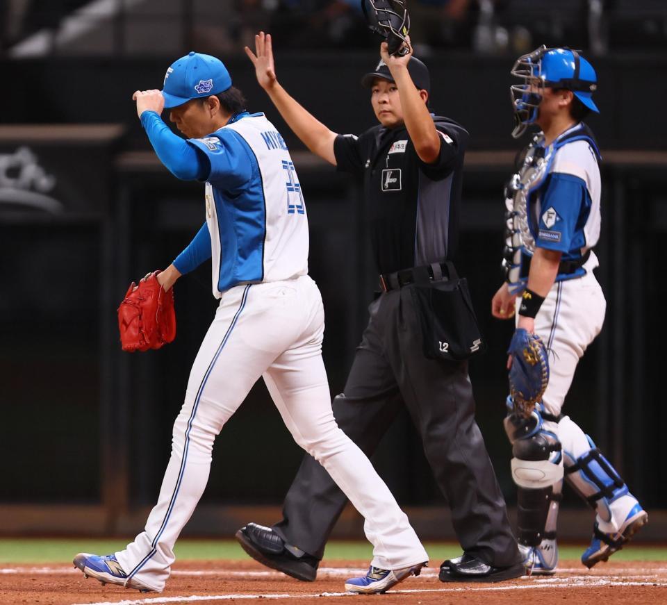 　８回途中から登板するも追加点を許し、肩を落とす宮西（左）＝撮影・中島達哉