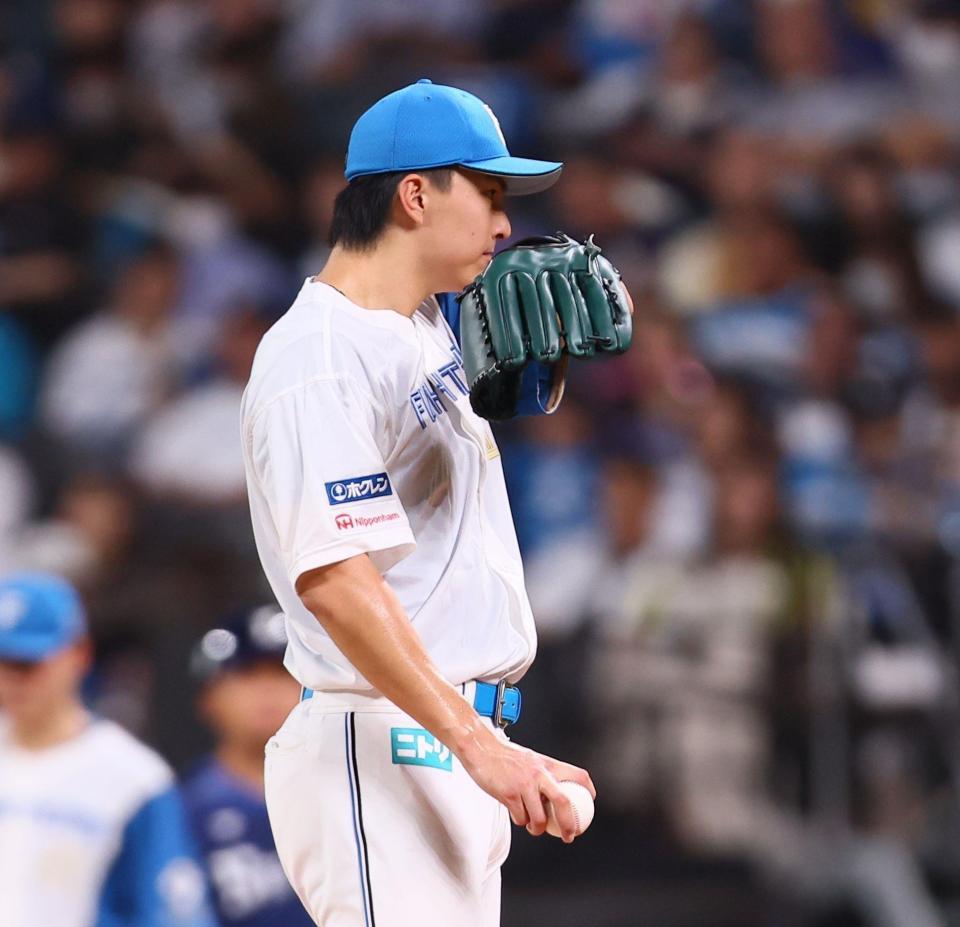 　４回、先制を許し、汗をぬぐう達（撮影・中島達哉）