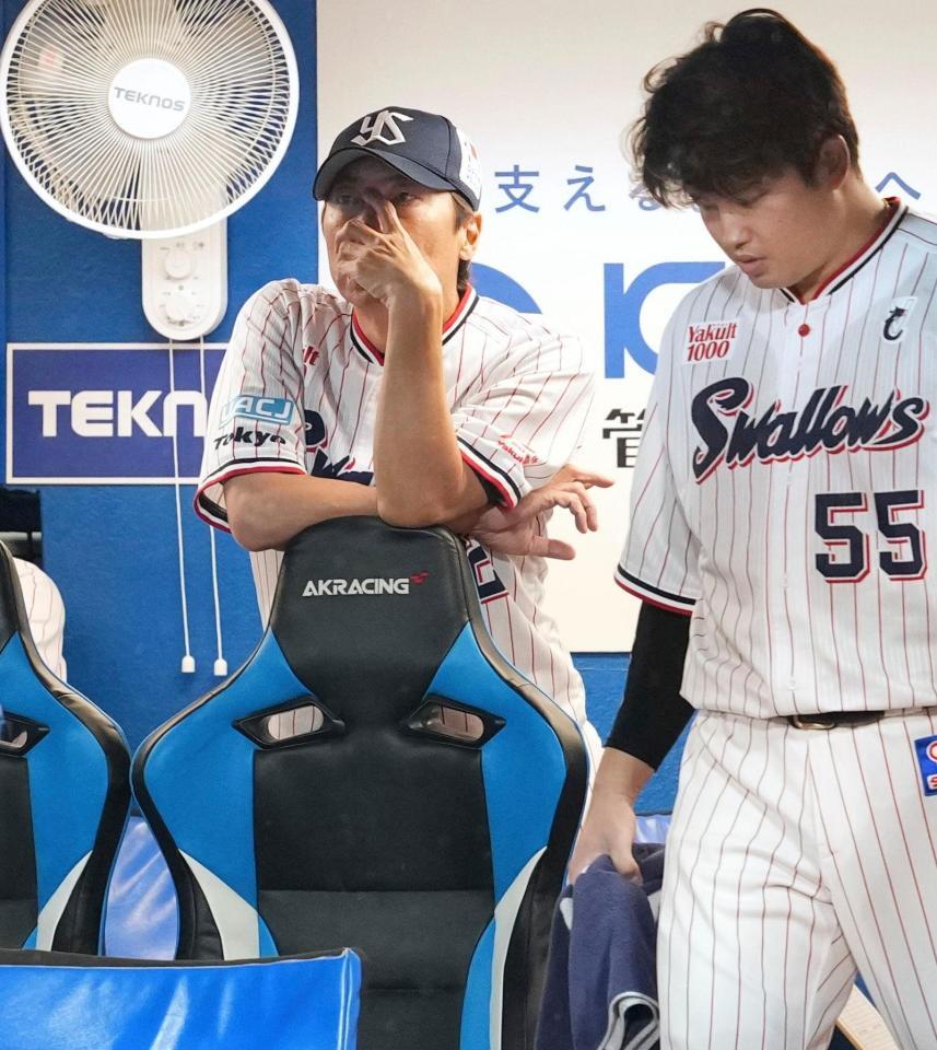 　５回、試合を見守る高津監督。手前は村上