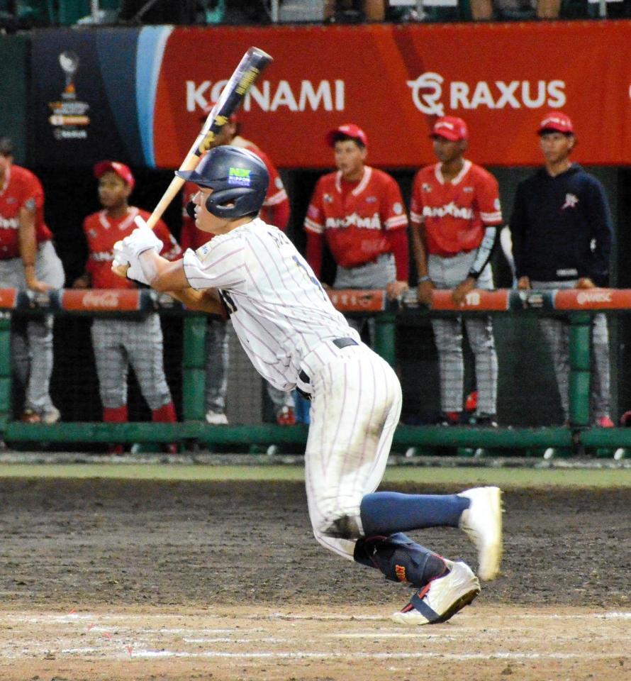 　８回、右前適時打を放つ阿部