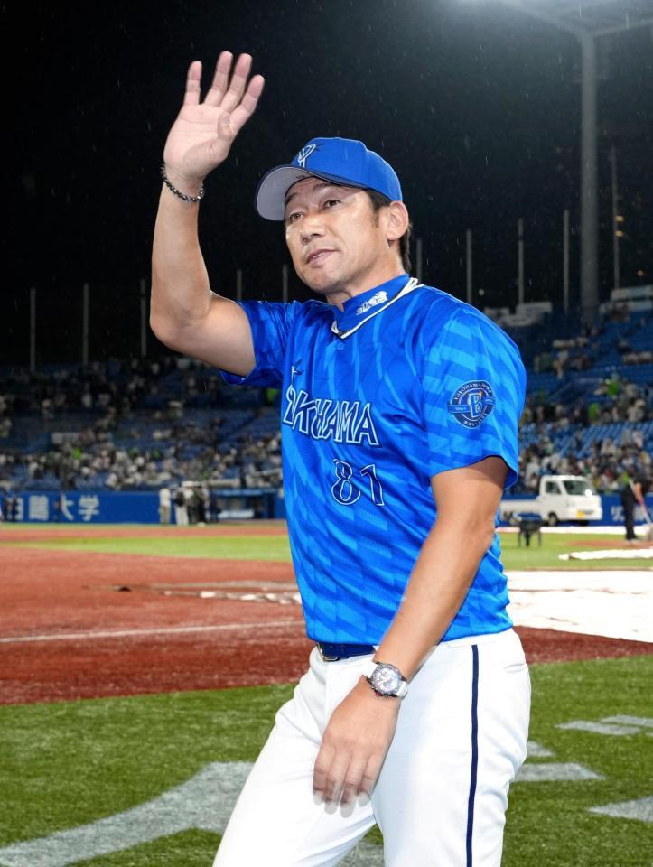 　ヤクルトに勝利しスタンドに手を振る三浦監督