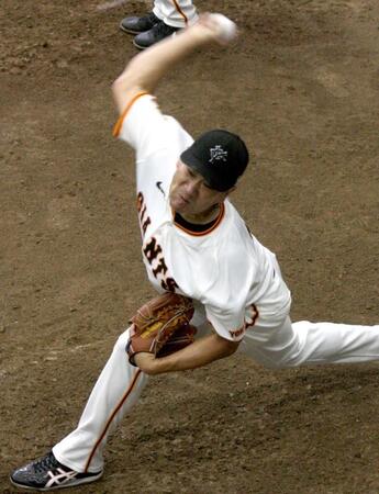 　ブルペンで投球練習する田中将