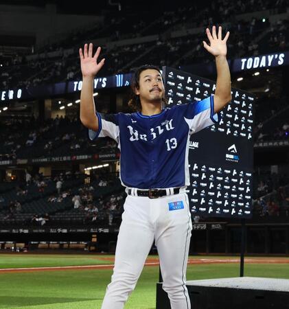 　スタンドのファンの歓声に応える高橋（撮影・中島達哉）