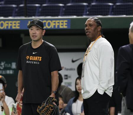 　阿部監督と話をするローズ氏（撮影・田中太一）