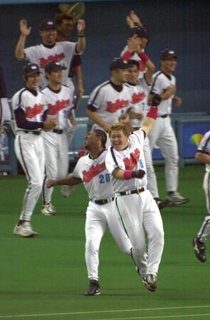 　９回、サヨナラソロを放ち大喜びする近鉄・中村紀洋。左は近鉄のタフィ・ローズ＝２００１年９月２４日