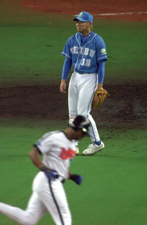 　５回、近鉄　タフィ・ローズ（手前）に５５号本塁打を浴びる西武・松坂大輔＝２００１年９月