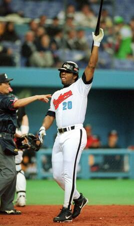 　三振を喫し悔しがる近鉄　タフィ・ローズ＝２００１年３月