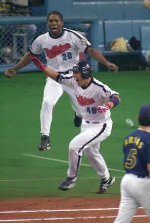 　９回裏、逆転満塁弾を放った北川博敏（手前）とベンチから飛び出すタフィ・ローズ＝２００１年９月