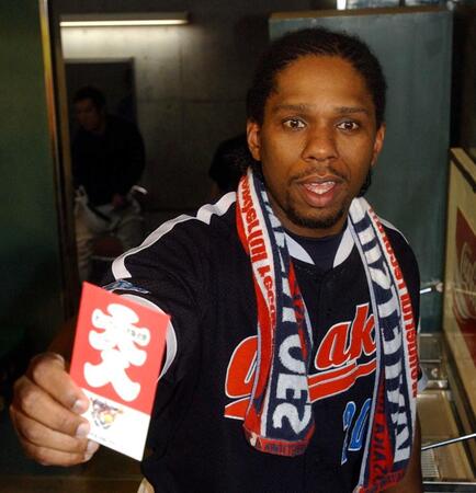 　大入り袋を手にする近鉄のタフィ・ローズ＝２００３年８月９日