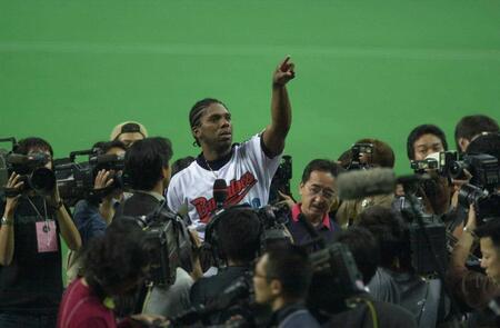 　お立ち台で取材を受ける近鉄　タフィ・ローズ＝２００１年１０月