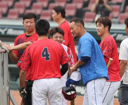 　小園（右）や野間（中央）、矢野（左から２人目）らからあいさつを受ける中田（撮影・市尻達拡）