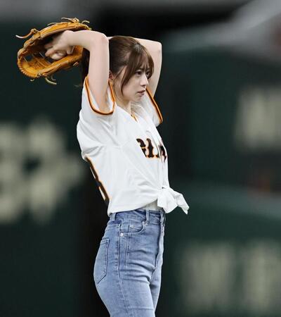 巨人　桜田ひよりが始球式　大きく振りかぶって投球もスリーバウンド