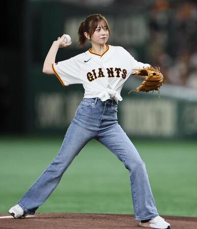 　ファーストピッチで投げる桜田ひより（撮影・田中太一）